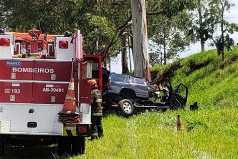 Homem morre em colisão de carro árvore na Domingos Innocentini em