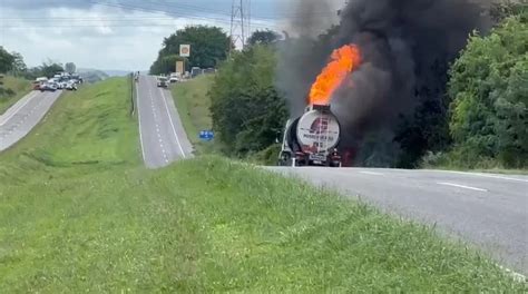 Carreta Tanque Pega Fogo E Interdita Rodovia R Gis Bittencourt