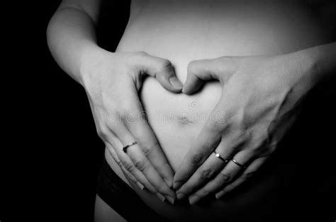 Femme Enceinte Tenant Ses Mains Dans Le Ventre Enceinte De Forme De