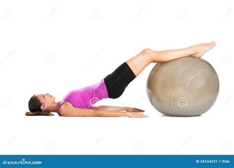 Mulher Que Exercita Bola De Pilate Imagem De Stock Imagem De