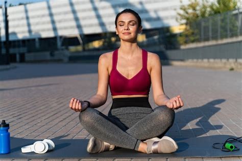 Vista Completa De Una Mujer Tranquila Con Ropa Deportiva Meditando Y