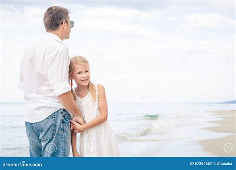 Pai E Filha Que Jogam Na Praia No Tempo Do Dia Imagem De Stock Imagem