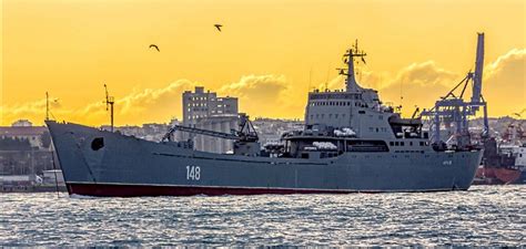 Десантний корабель РФ зламався: його на буксирі притягли в Чорне море ...
