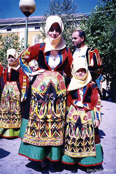 Pin Di Lauren Miller Su People Of The World Sardegna Abiti