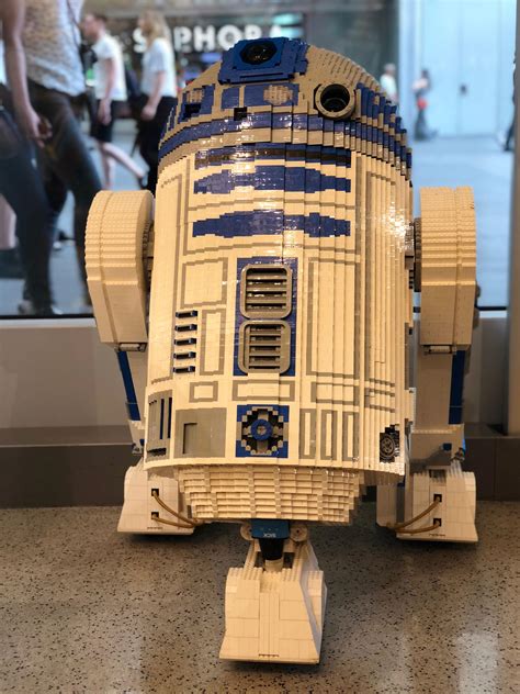 LEGO R2-D2 (1:1?) at the LEGO store in Paris. Now this is a UCS. : r/lego