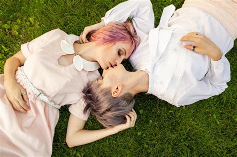 Pares Lesbianos Juguetones Felices En El Amor Que Comparte Concepto De