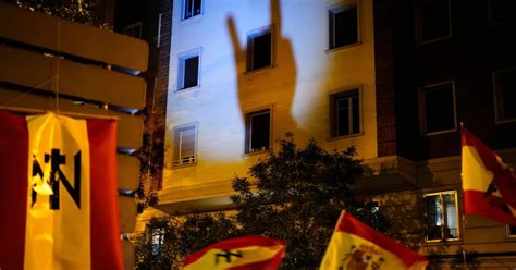 Nochebuena En Ferraz 130 Personas Protestan Ante La Sede Del Psoe Por La Amnistía También En