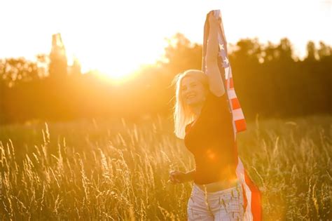 Hermosa Mujer Joven Con Bandera De Estados Unidos Foto Premium