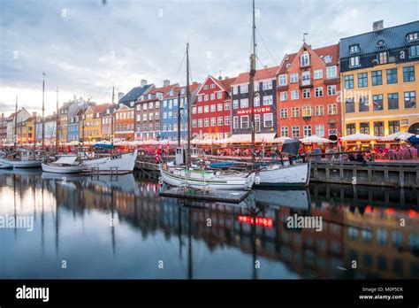 Dänemark Seeland Kopenhagen Nyhavn neuer Hafen bunte Fassaden der