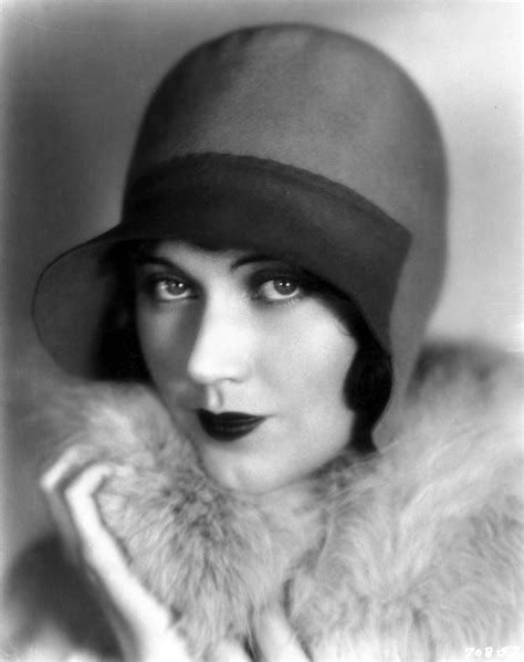 25 Vintage Portraits of Beautiful Women With Cloche Hats in the 1920s ...