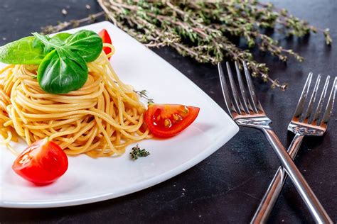 Spaghetti With Basil And Cherry Tomatoes On Forks Creative Commons Bilder