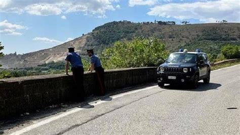 Donna Minaccia Di Lanciarsi Dal Ponte Dellacquedotto Carlino Salvata