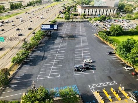 Park at the Hilton Newark Airport Parking (EWR) | One Stop Parking