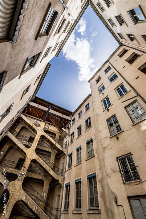 Traboule Et Cour Des Voraces La Croix Rousse Lyon Stock Foto