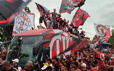 Torcida Do Flamengo Prepara Aerofla Para Embarque Da Equipe Rumo Ao