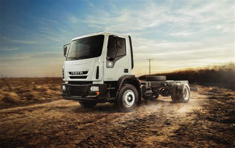 Iveco Ampl A La L Nea Tector En Argentina