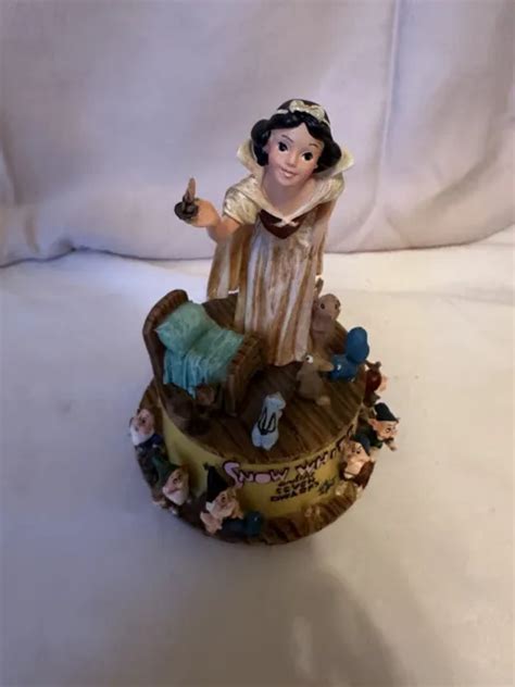 DISNEY SNOW WHITE Seven Dwarfs Whistle While You Work Music Box