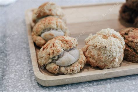 Deliciosos Bollos Con Mermelada De Fresa Y Crema Coagulada Sobre Mesa