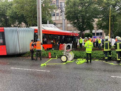 Unfall Bus Und Bahn Sto En Zusammen Bonn