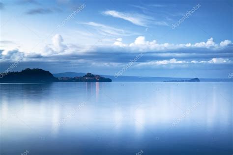 Pueblo De Capodimonte En El Lago Bolsena Al Atardecer Italia