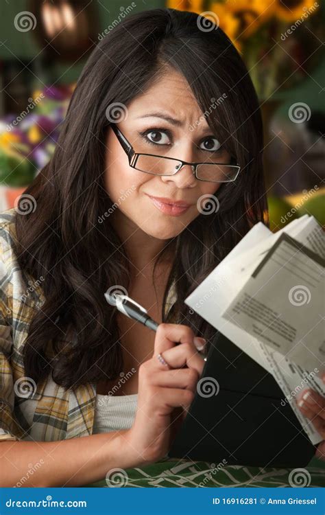 De Mooie Vrouw Van Latina Met Vele Rekeningen Stock Afbeelding Image Of Geld Latijns