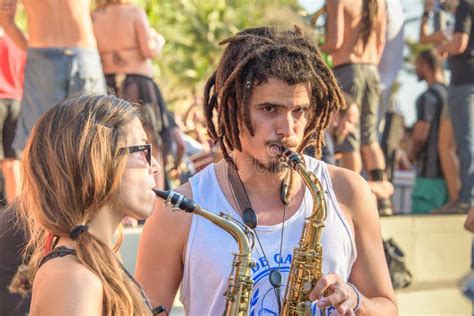 27 De Noviembre De 2016 Mujer Y Hombre Con Los Dreadlocks Que Tocan Los