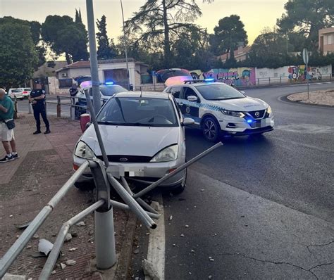 Un Conductor Bebido Se Empotra Contra Una Valla En La Ronda De Ciudad