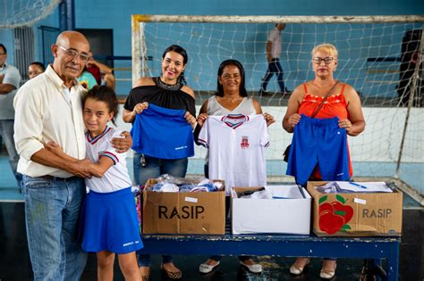 Secretaria de Educação de Ibirapuã inicia entrega de uniformes