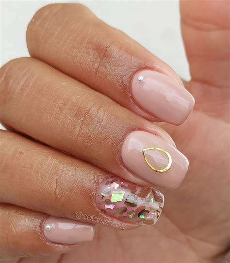 Uñas nude con concha nacar Manicura de uñas Uñas bonitas y faciles Uñas nude