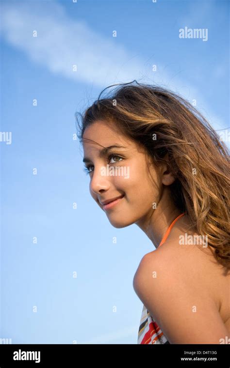 Portr T Von Teenager M Dchen Mit Bikini Am Strand Stockfotografie Alamy