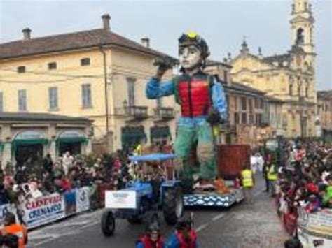 Cremona Sera Tanta Gente Alla Prima Sfilata Del Carnevale Cremasco