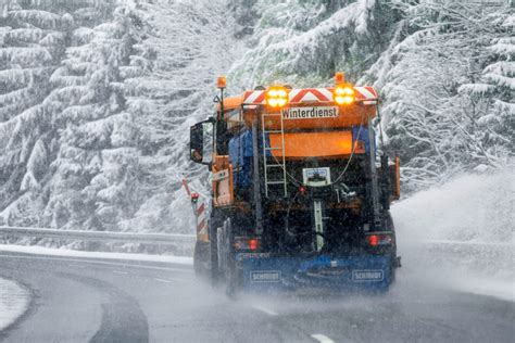 Über 50 Unfälle in einer Nacht Wintereinbruch sorgt für Chaos in Thüringen