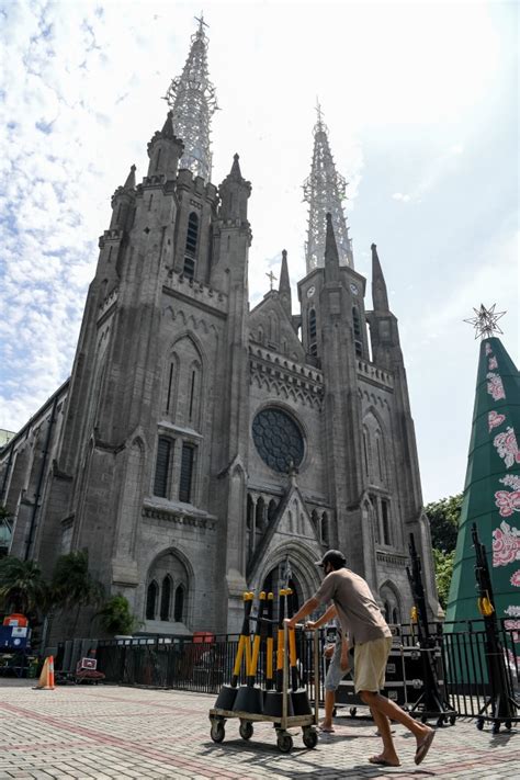 Foto Persiapan Jelang Ibadah Natal Di Gereja Katedral Jakarta