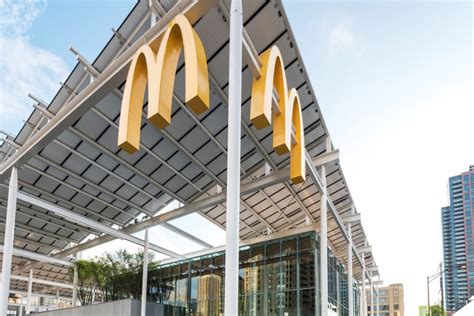 Chicago Mcdonalds By Ross Barney Architects Compared To Apple Stores