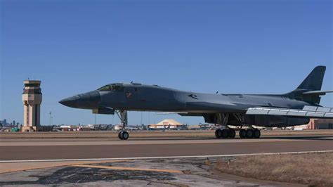 Lus Air Force Réactive Un Bombardier Stratégique B 1b Lancer Auparavant Stocké Dans Le Désert