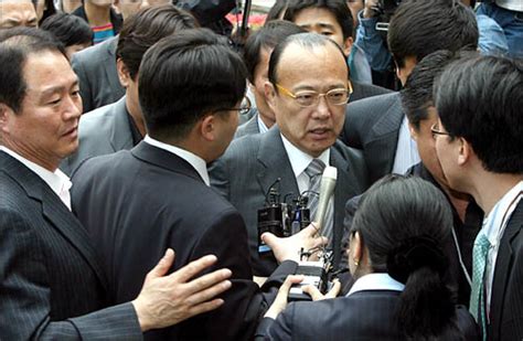 보복 폭행 사건으로 사전구속영장이 청구된 김승연 한화그룹 회장이 영장 실질심사를 받기 위해 11일 오전 서울중앙지법에