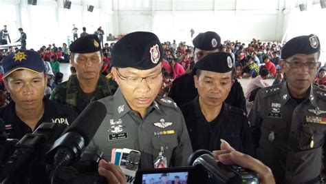 Police And Soldiers Detain Cambodian Workers At Border For Illegal Entry