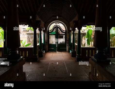 Chettiar mansion entrance, Tamil Nadu, Kanadukathan, India Stock Photo ...