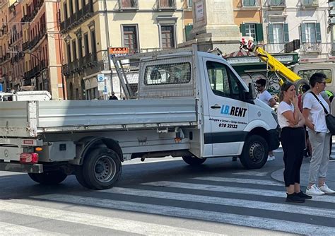 Furgone Piomba Sui Tavolini Di Un Bar In Centro A Cagliari VIDEO