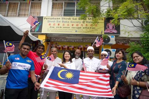 Penang Shirdi Sai Baba Centre Distributes Free Food And Malaysian Flags Buletin Mutiara