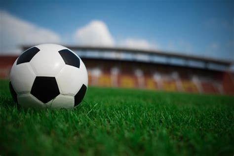 un balón de fútbol sobre césped con fondo de estadio 1760178 Foto de