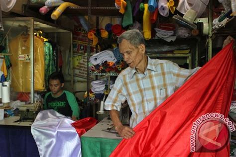 Pengrajin Bendera Merah Putih Antara News