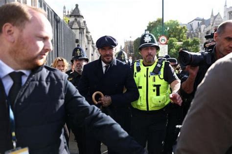 David Beckham Hizo Fila Por M S De Horas Para Despedir A Isabel Ii