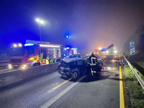 Heftiger Unfall auf A8 bei Kirchheim unter Teck Fahranfänger prallt