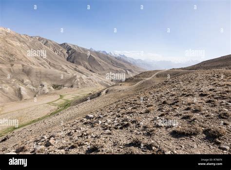 Pamir Highway En El Desierto Paisaje De Las Monta As Del Pamir En