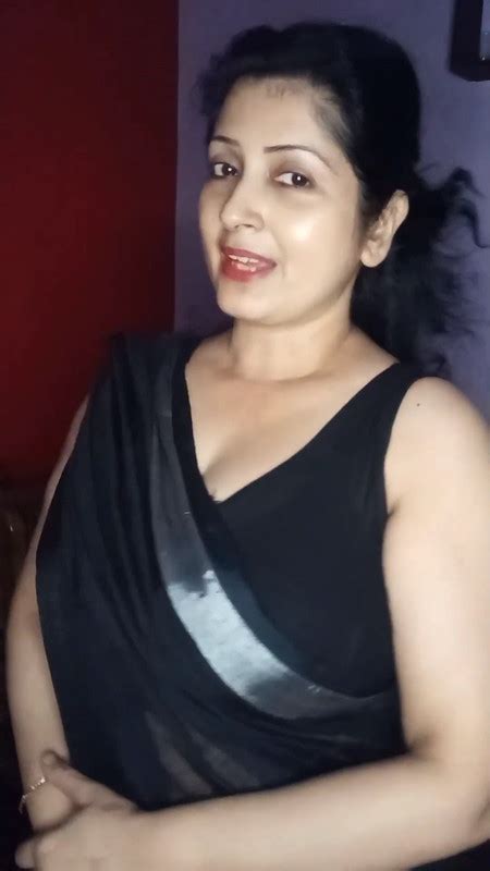 Sexy Voluptous Bengali Aunty Huge Boobs And Big Open Deep Navel In