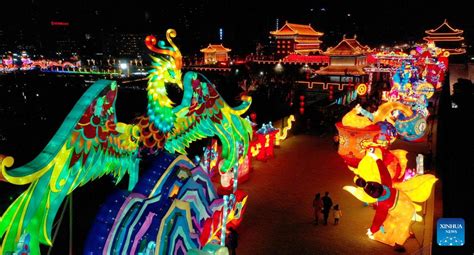 Scenic Spots In Xi An Welcome Legions Of Tourists With Colorful Lights