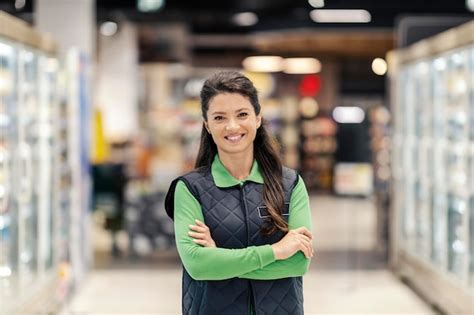 Um Gerente De Vendas Parado No Supermercado Os Bra Os Cruzados E