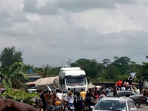 Chinedum Sunday Nwa Biafra On Twitter Breaking Youths Seize Road In