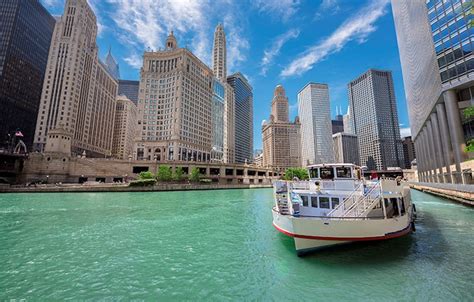 Boat Tour of Chicago Architecture | Chicago Travel & Tours